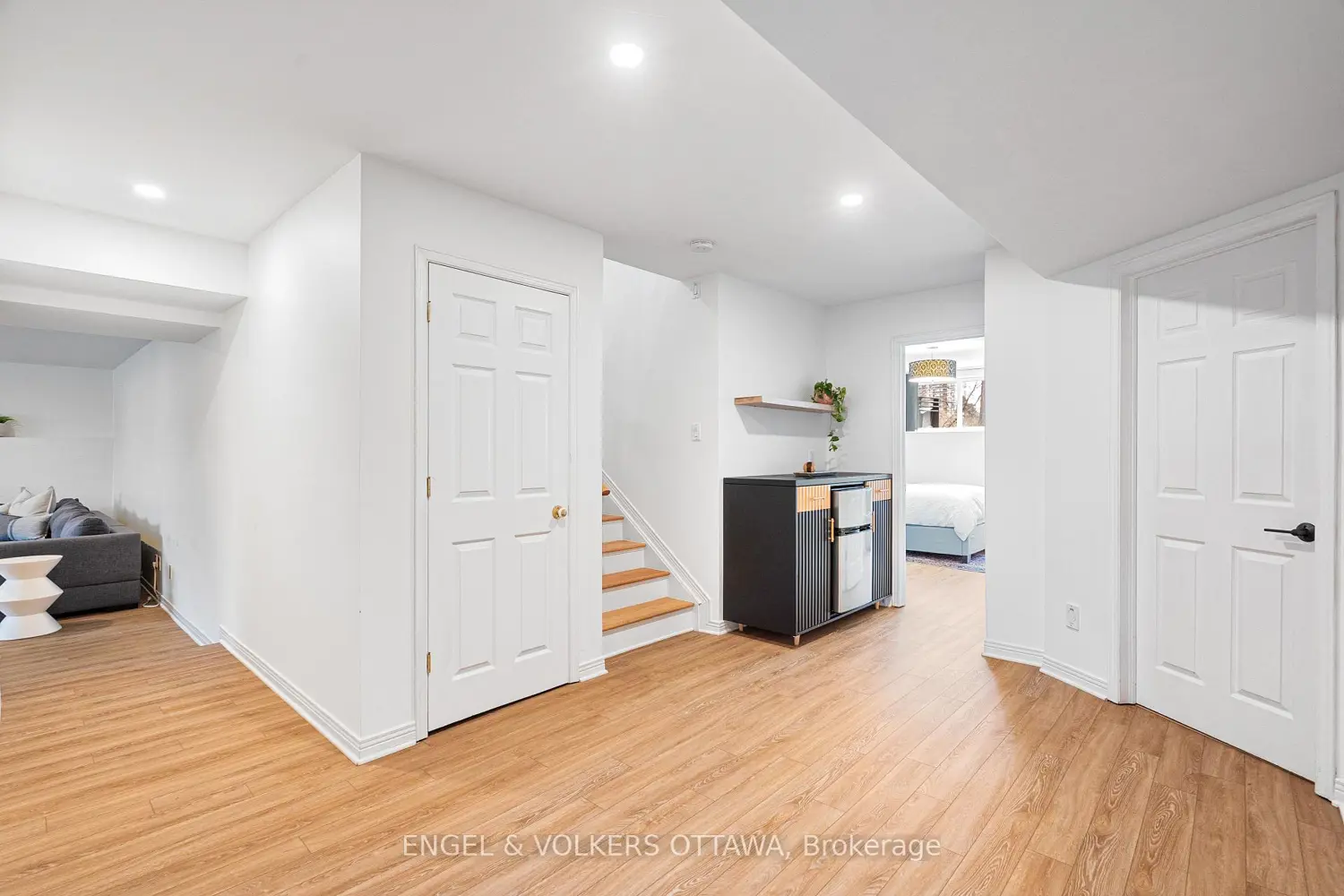 1926 Rideau Garden Drive photo 2