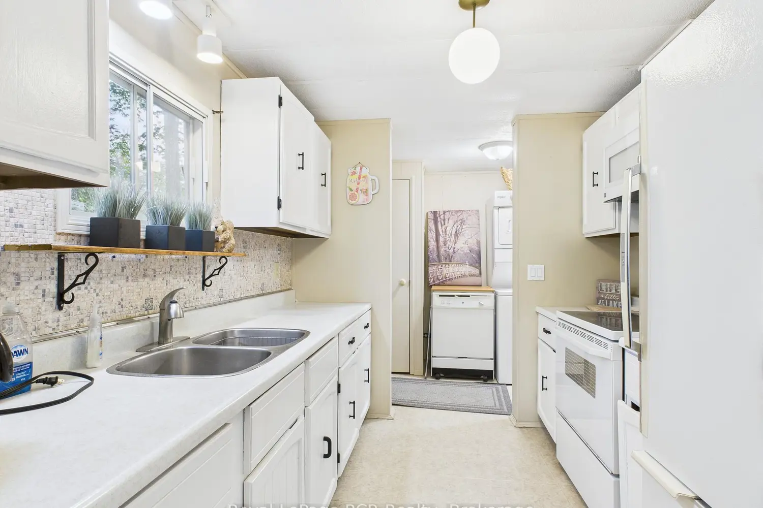 112 Huron Road photo 3