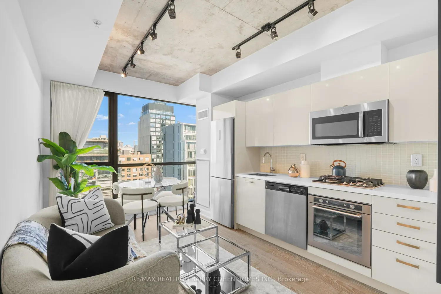 39 Brant Street 904