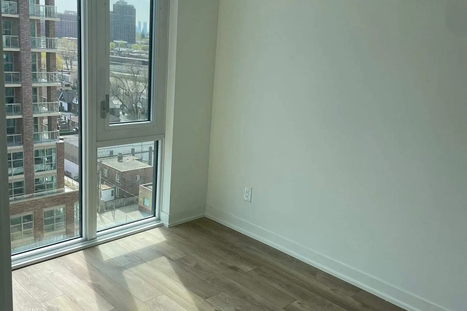 Additional image 9 of 1808 St Clair Avenue 1005