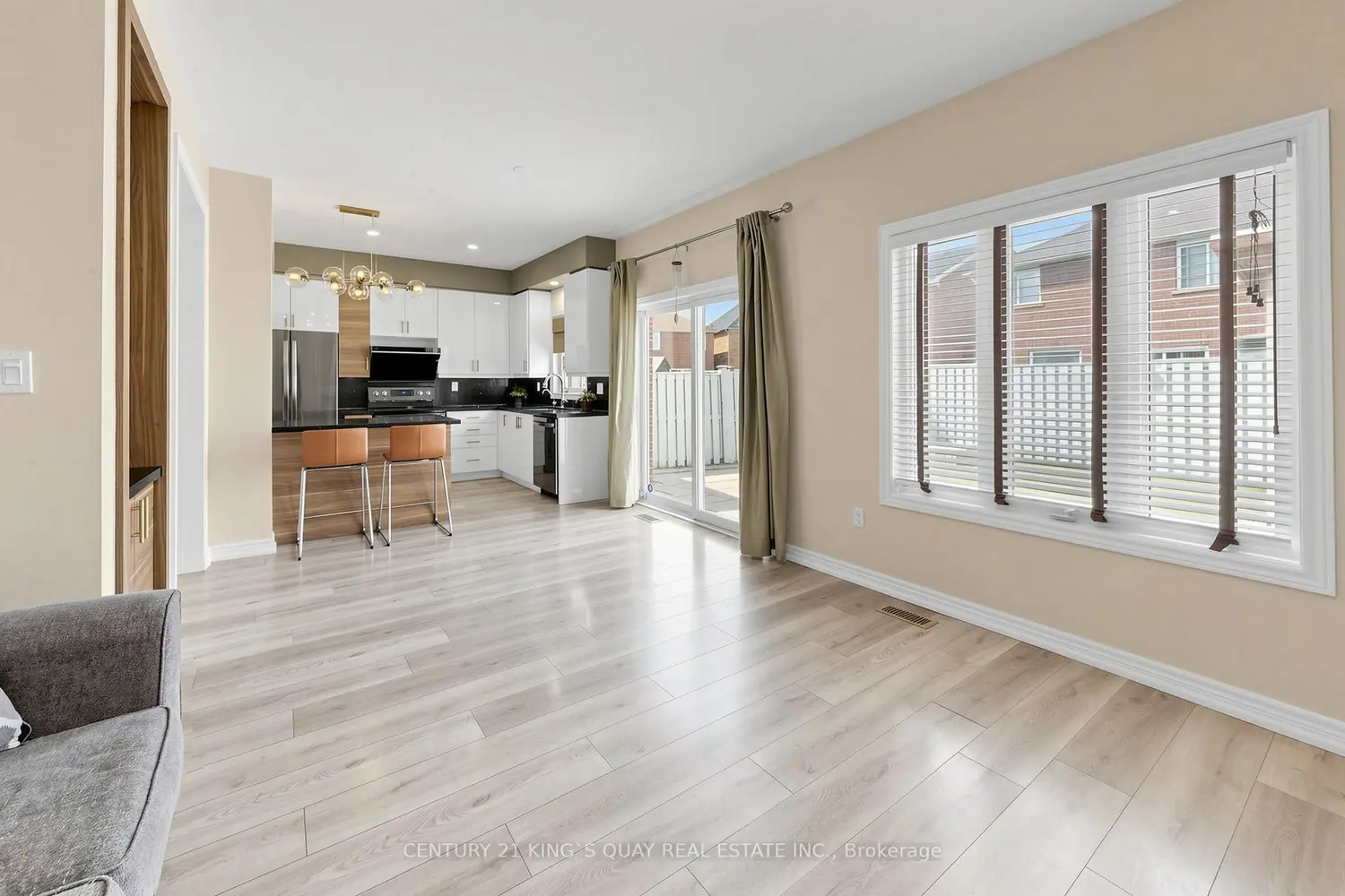 128 Richard Coulson Crescent photo 5