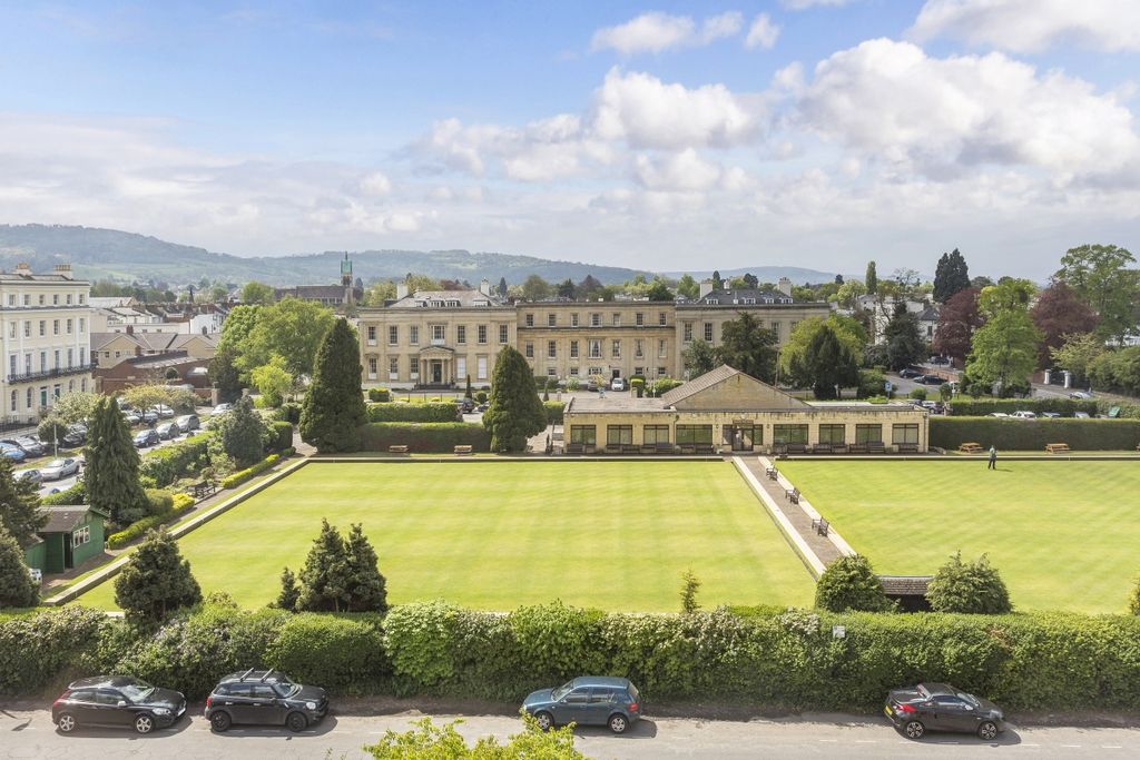 Additional image 5 of 6 bed town house to rentSuffolk Square, Cheltenham GL50