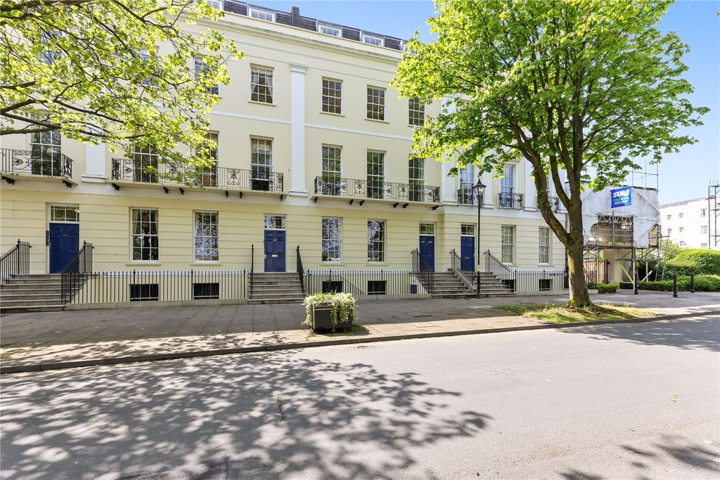 3 bed flat to rentThe Broad Walk, Imperial Square, Cheltenham, Gloucestershire GL50