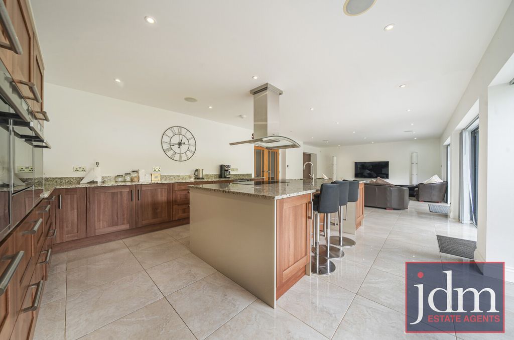 Additional image 6 of 5 bed detached house to rentClarendon Way, Chislehurst BR7