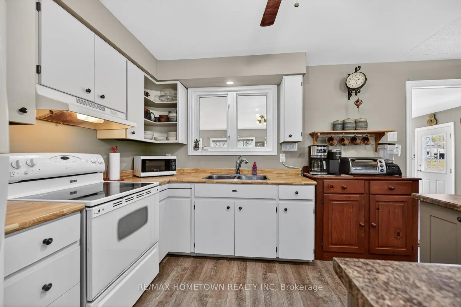 9604 Mckay Road photo 4