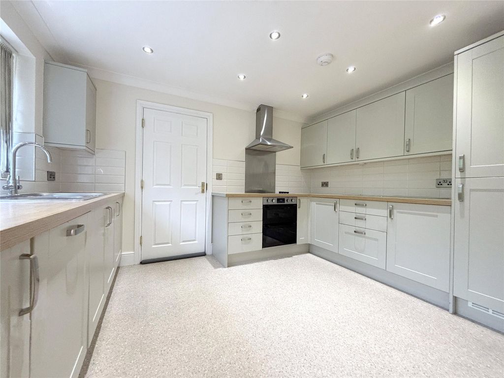 4 bed detached house to rentPinn Hill, Exeter, Devon EX1 photo 2
