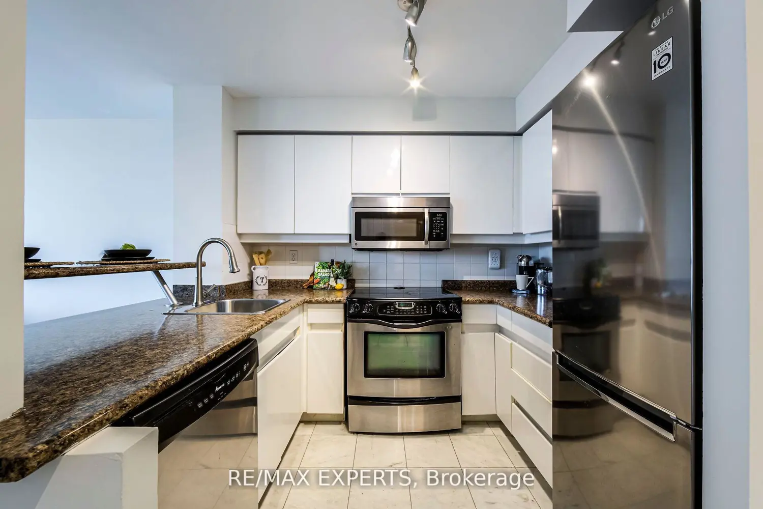 Additional image 7 of 942 Yonge Street 1006