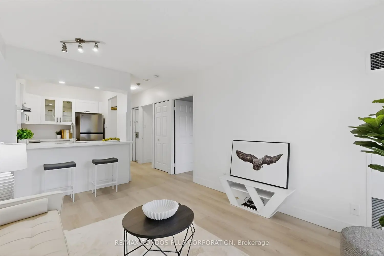 Additional image 8 of 736 Bay Street 1601