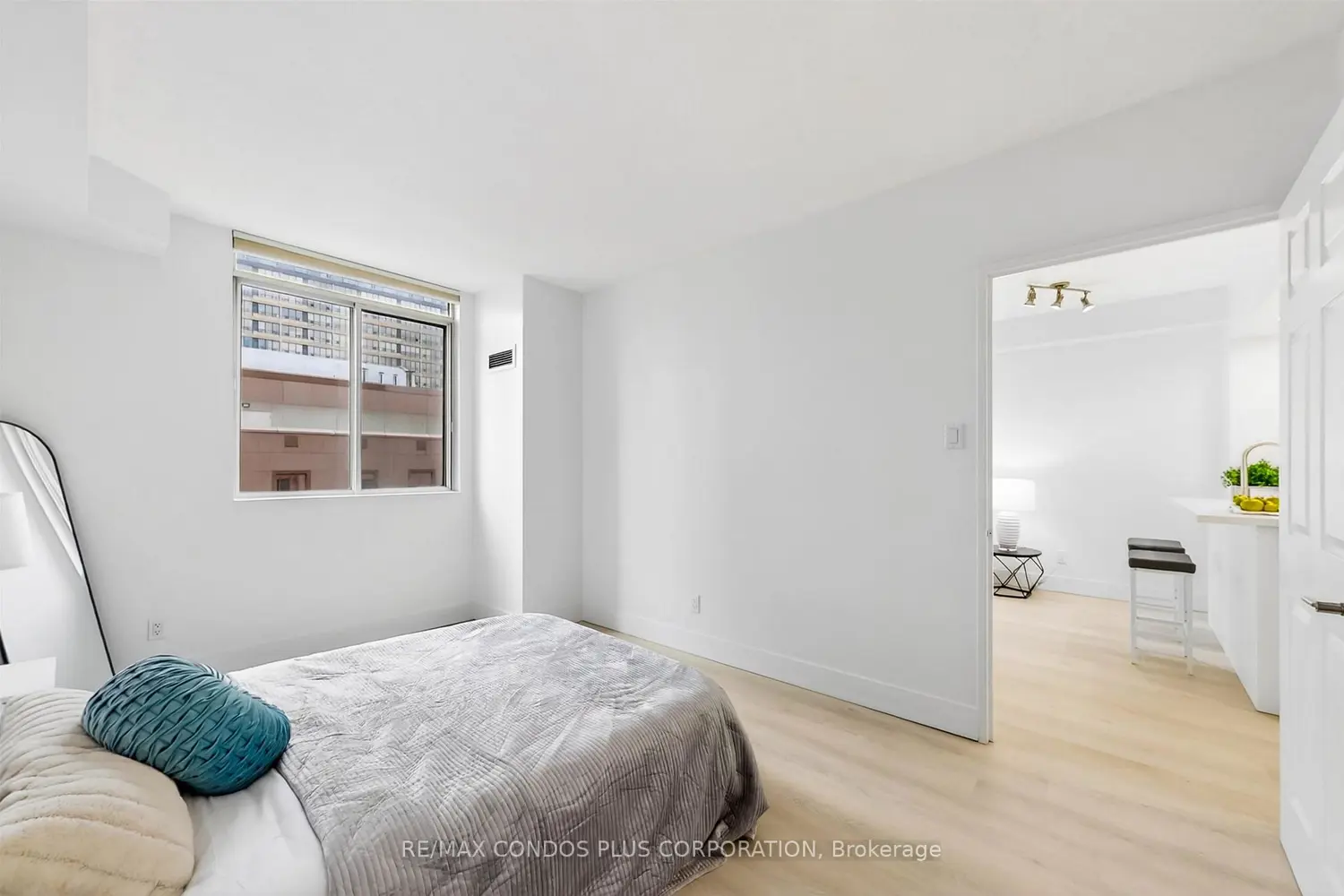 Additional image 15 of 736 Bay Street 1601