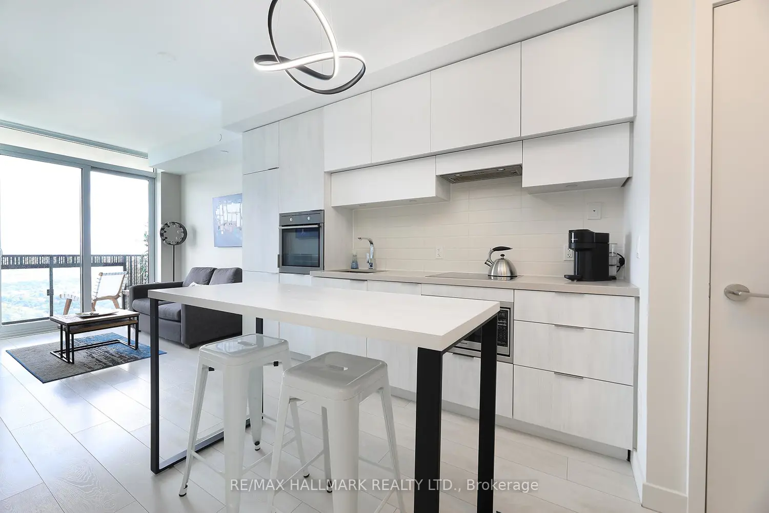 Additional image 9 of 8 Eglinton Avenue 5009
