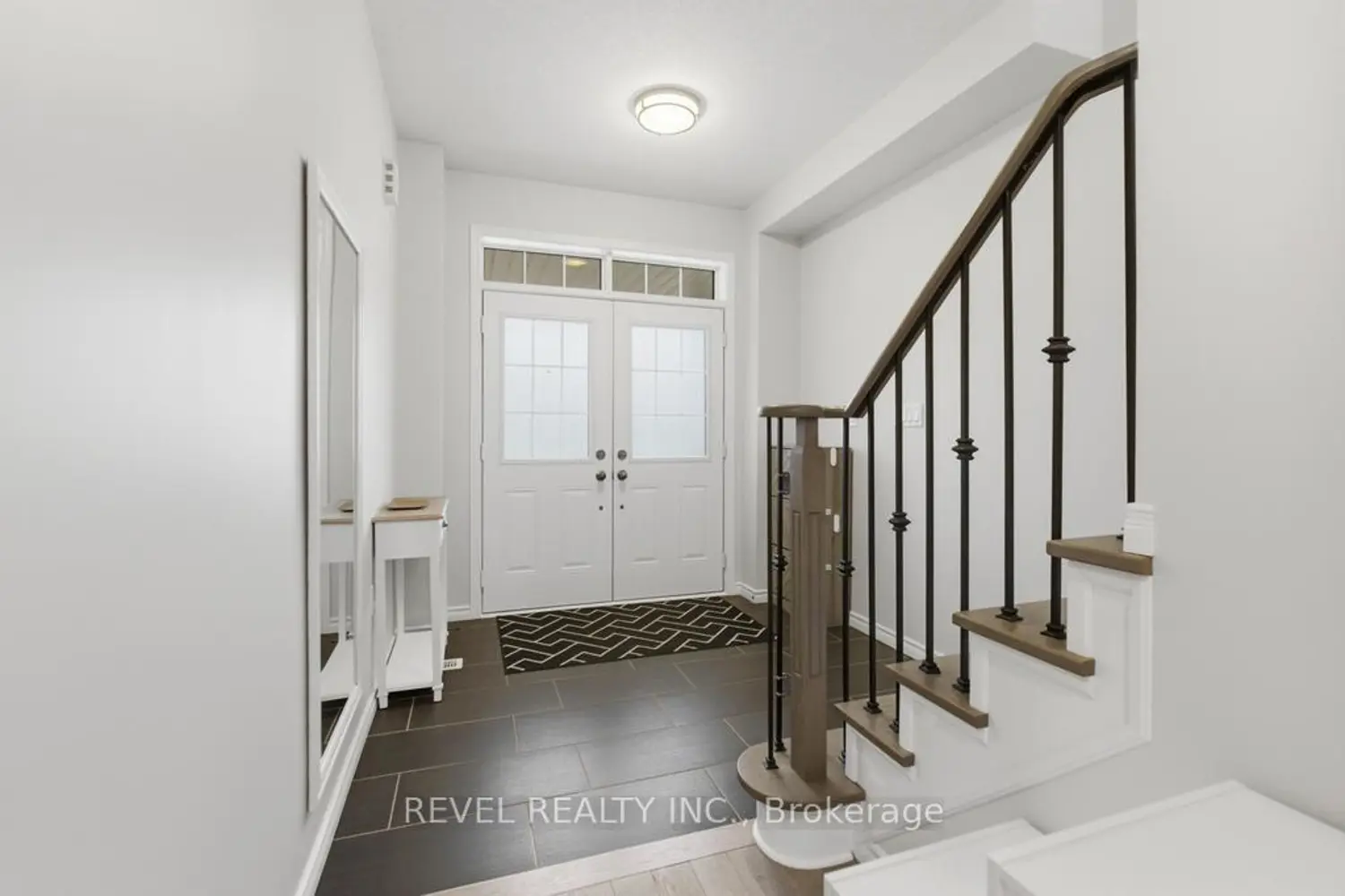 35 Arnold Marshall Boulevard photo 2