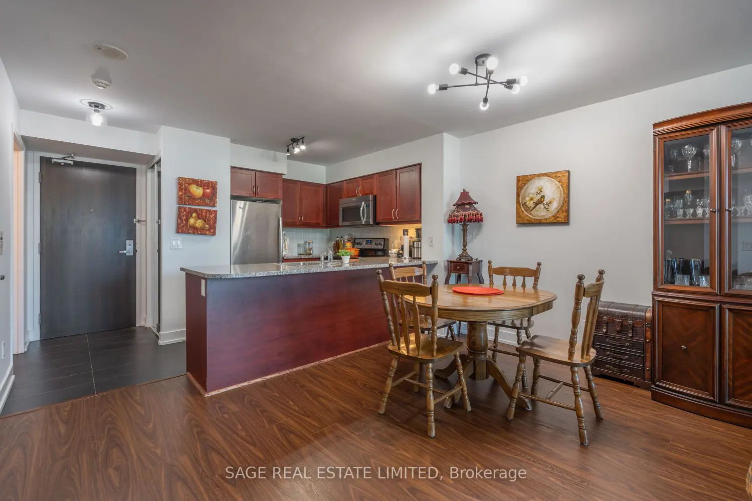 Additional image 2 of 19 Grand Trunk Crescent 3712