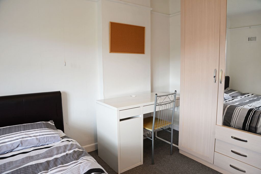 Additional image 5 of 4 bed terraced house to rentSaracen Way, Penryn TR10