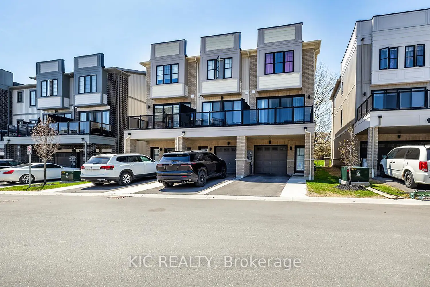 1557 Green Road photo 4