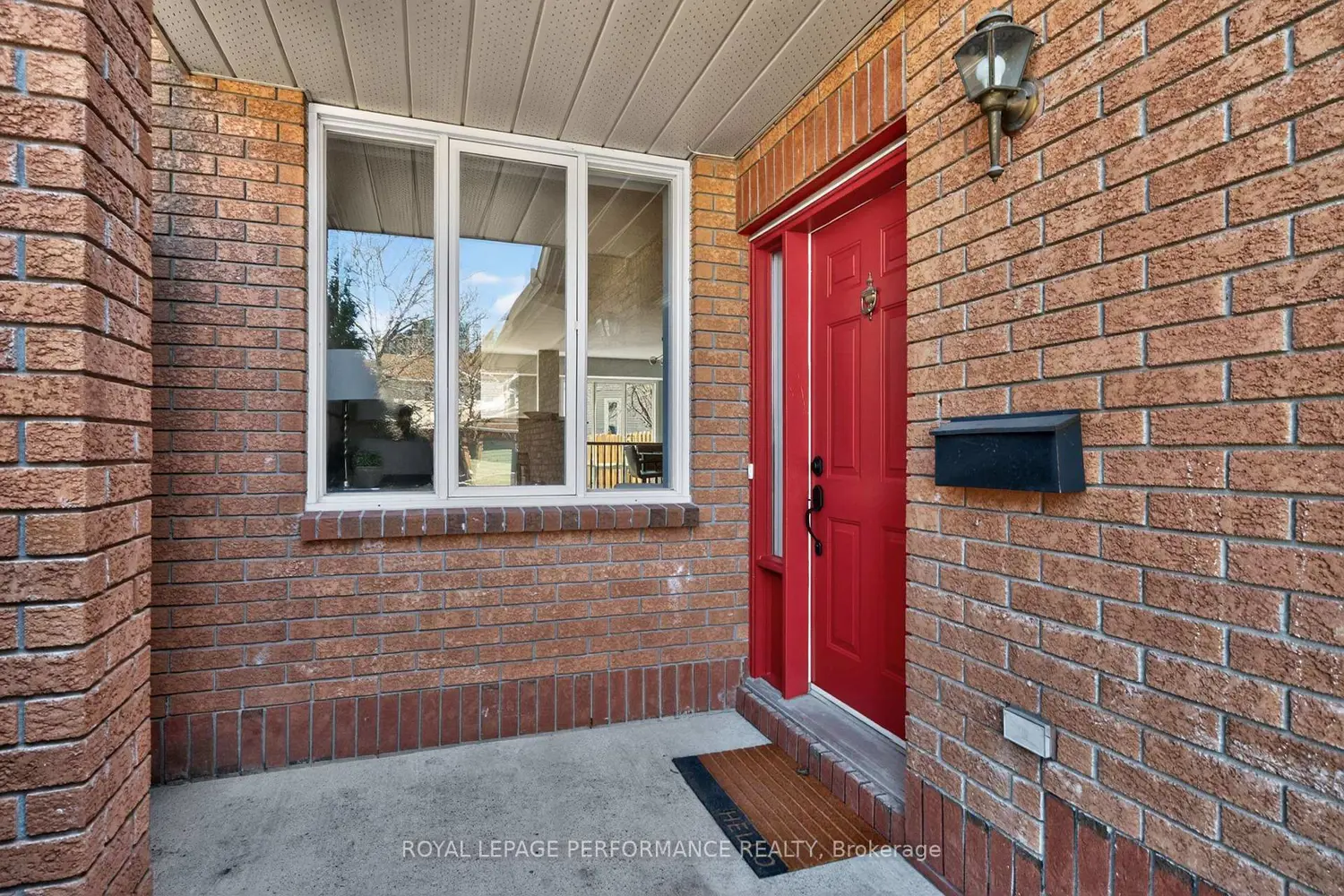 3835 Crowsnest Avenue photo 2