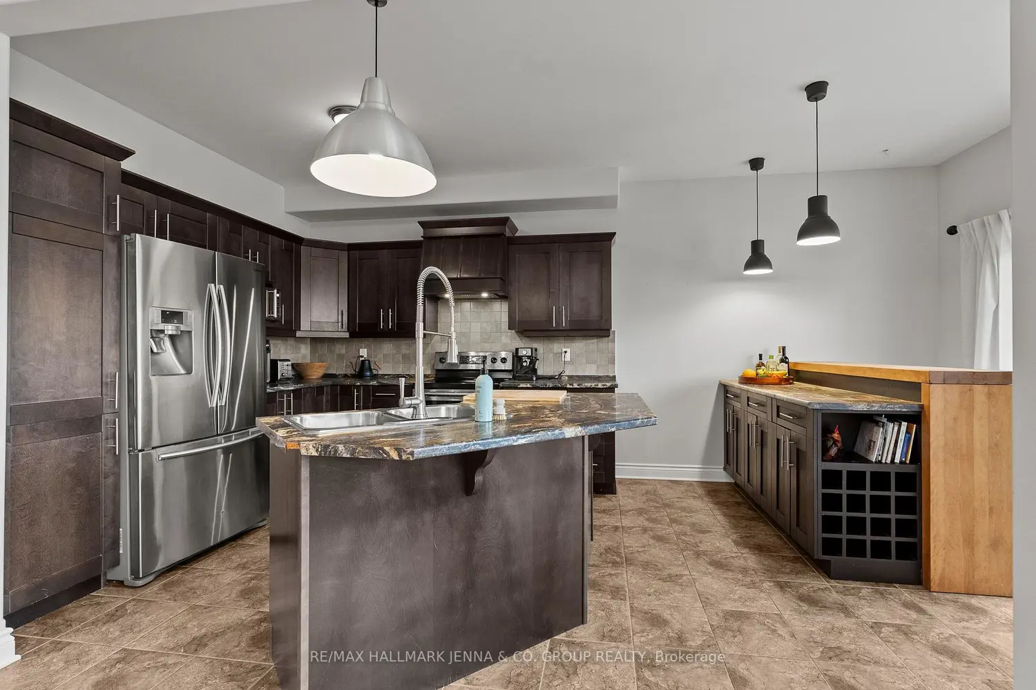 281 Topaze Crescent photo 5
