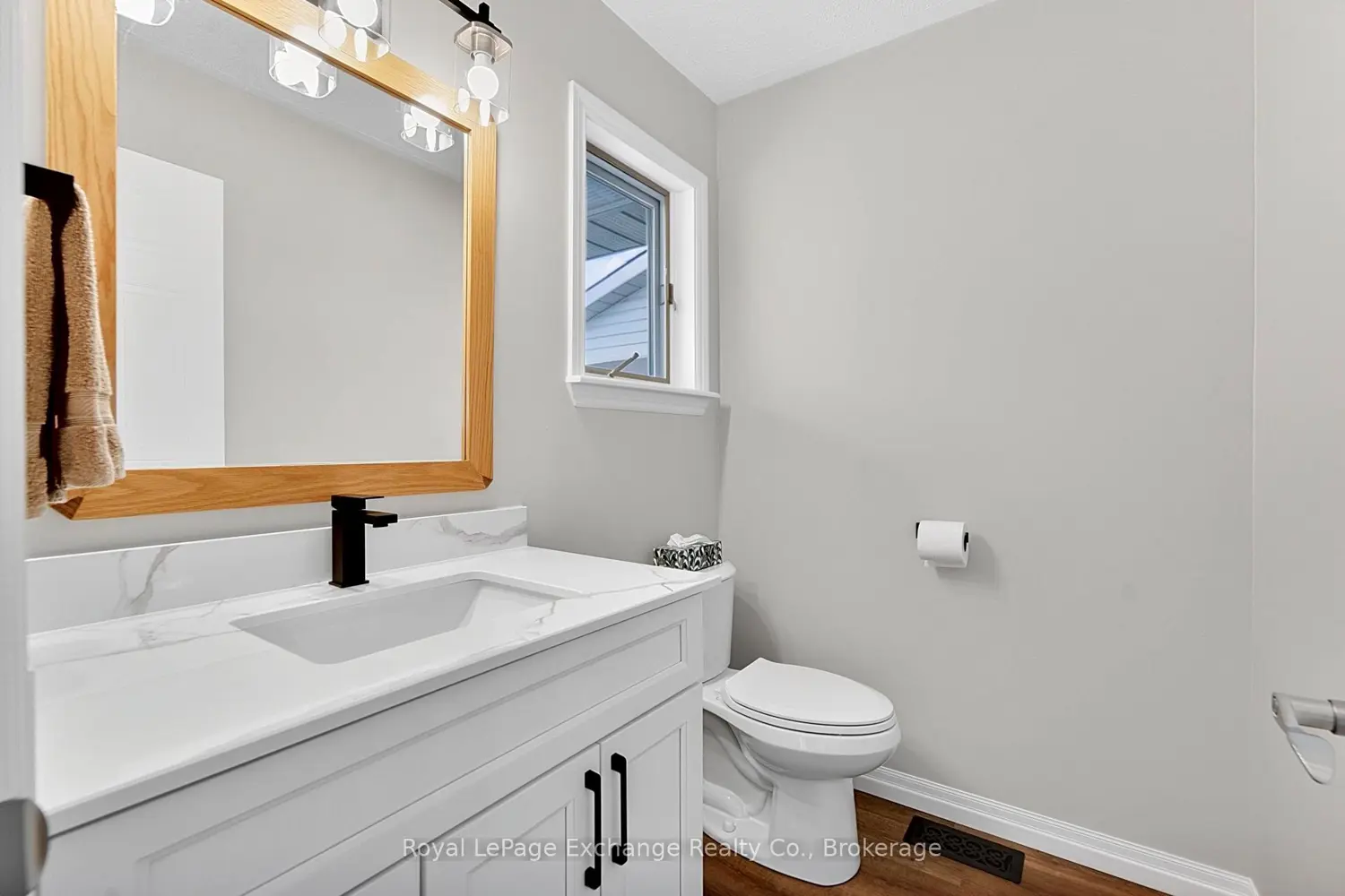 672 Stewart Drive photo 2