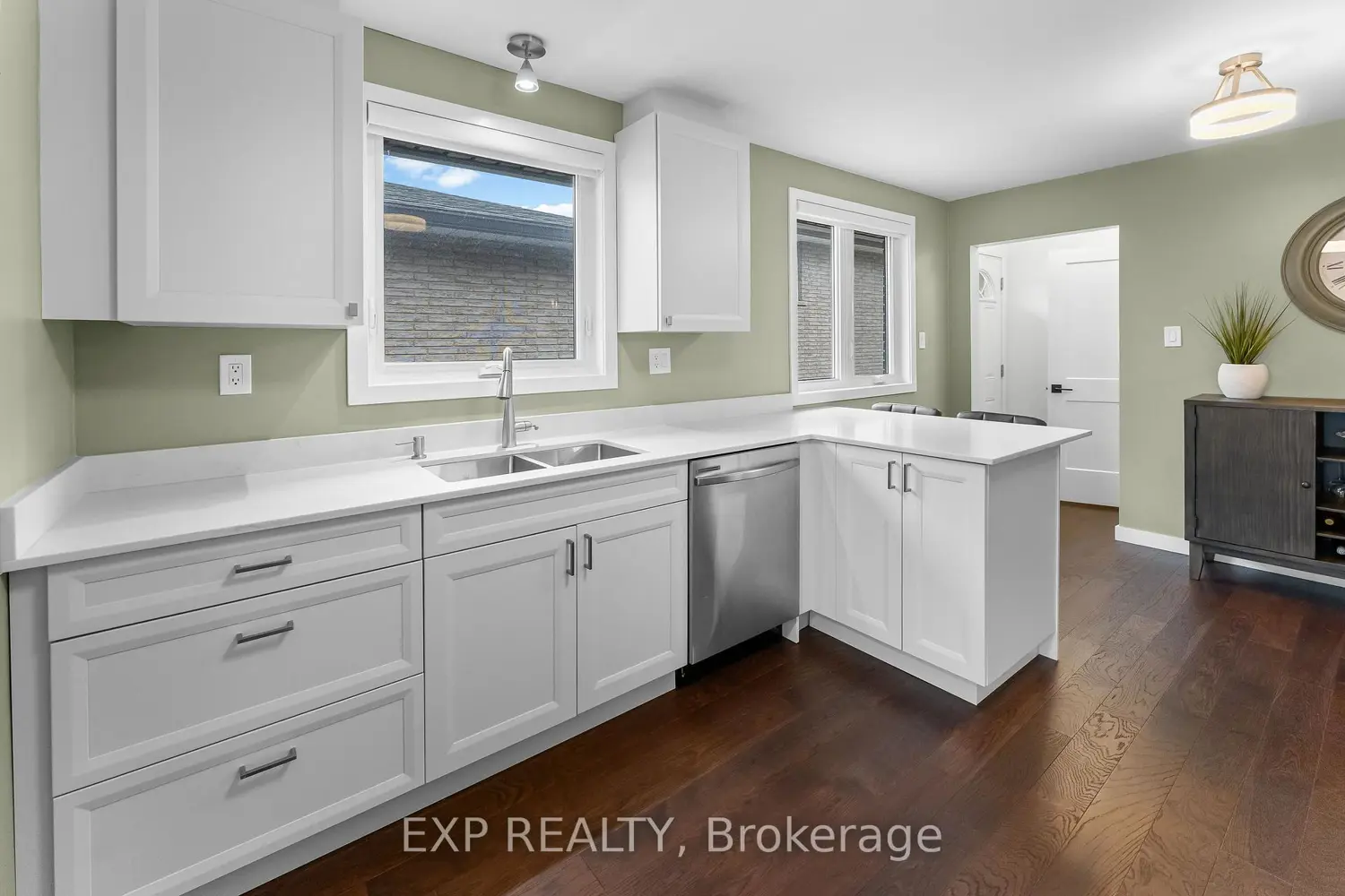 142 Marcella Crescent photo 3