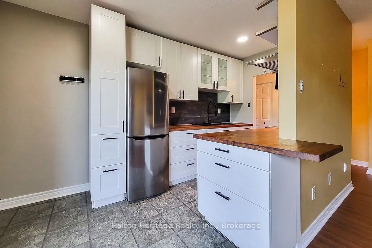 Additional image 12 of 81 Charlton Avenue 905