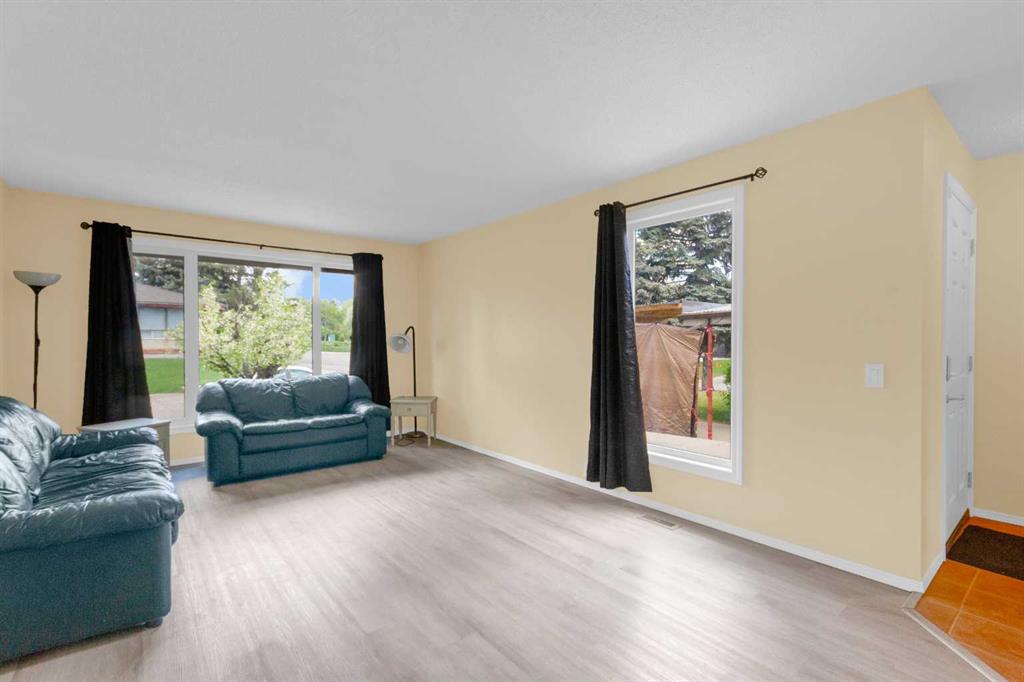 Additional image 5 of 403 Cannington Close SW, Calgary, AB, T2W 3E9