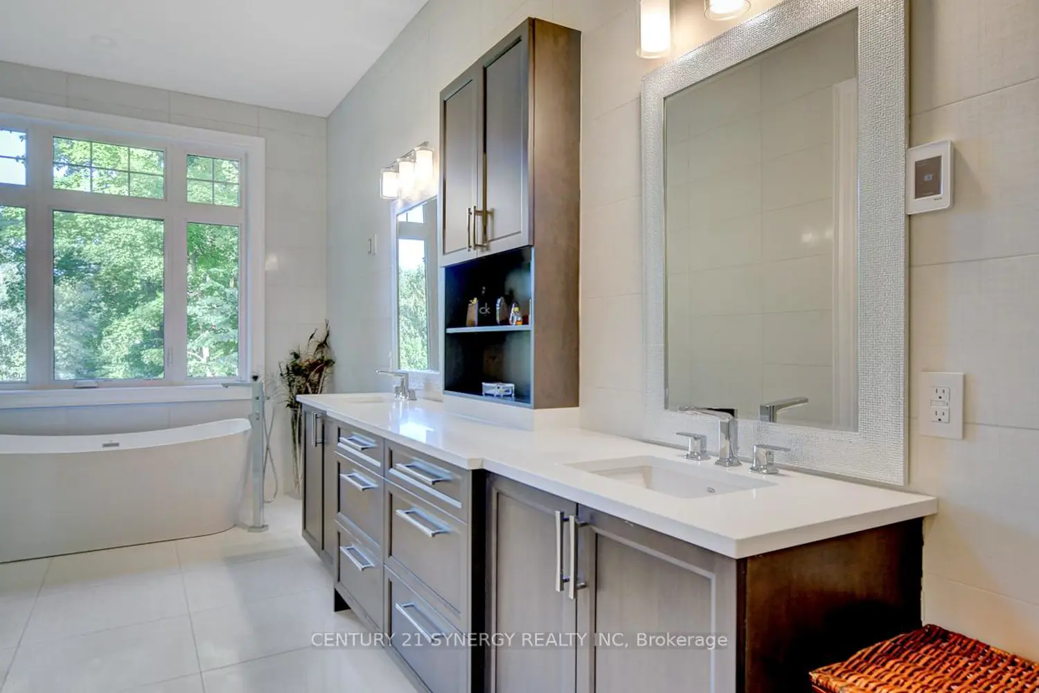 1443 Duchess Crescent photo 3