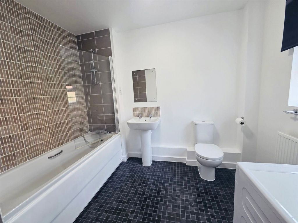 Additional image 4 of 1 bed property to rentRunnymede Drive, Odiham, Hook, Hampshire RG29