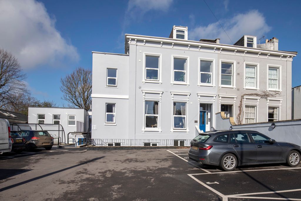 Additional image 3 of 2 bed flat to rentHales Road, Cheltenham GL52