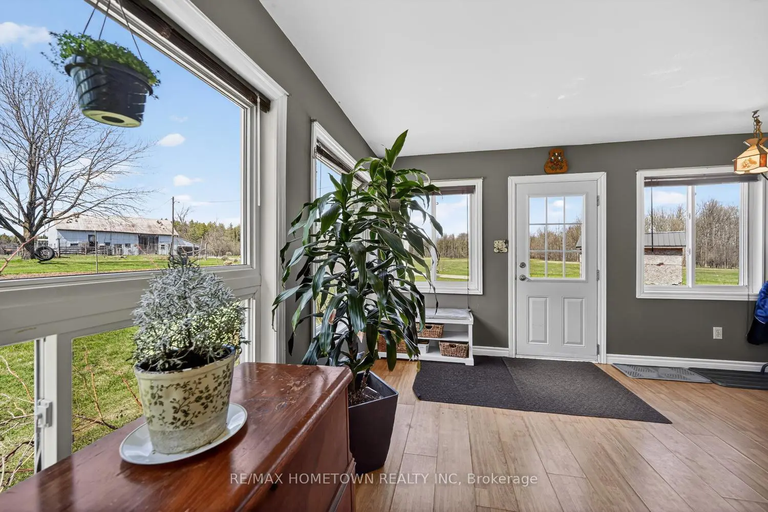 9604 Mckay Road photo 5