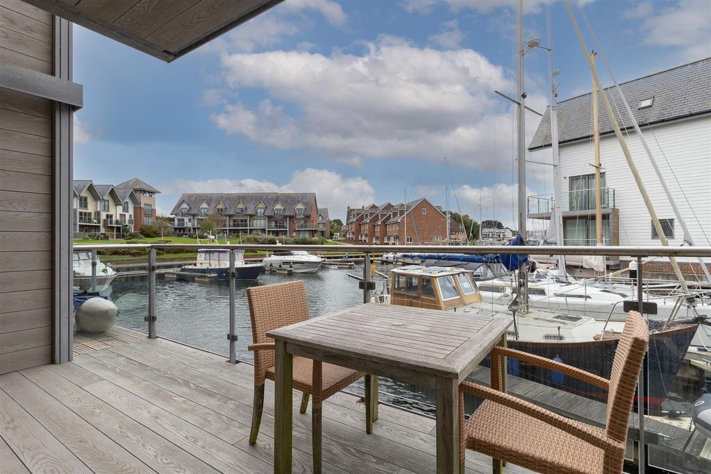 Additional image 3 of 3 bed property to rentHeron Square, Island Harbour, Newport PO30