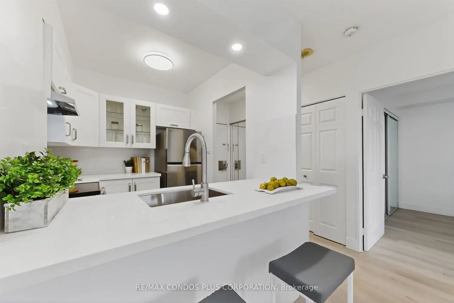 Additional image 3 of 736 Bay Street 1601