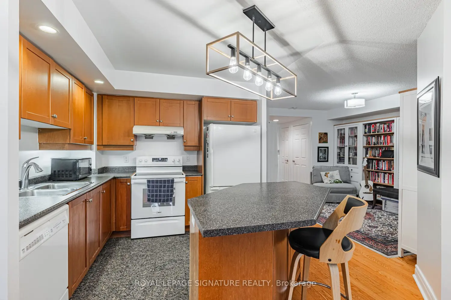 Additional image 4 of 123 Eglinton Avenue 813