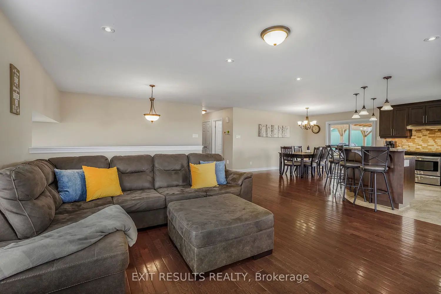 1887 Champlain Street photo 3