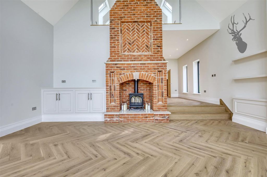Additional image 3 of 4 bed detached house to rentMott Street, Loughton IG10