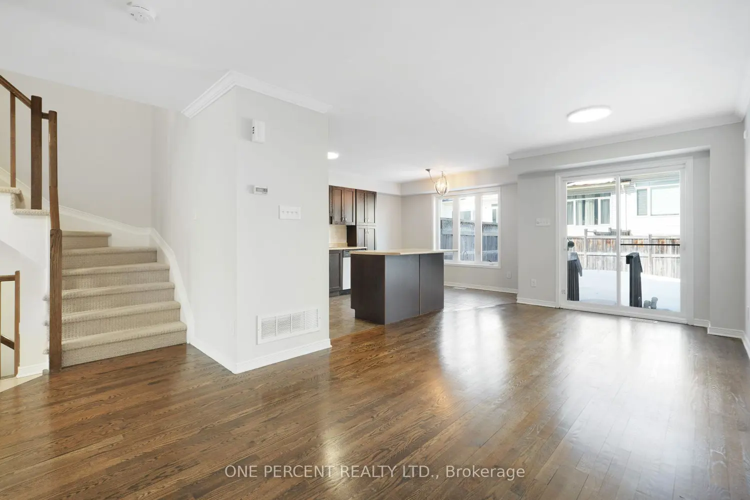 209 Rolling Meadow Crescent photo 5
