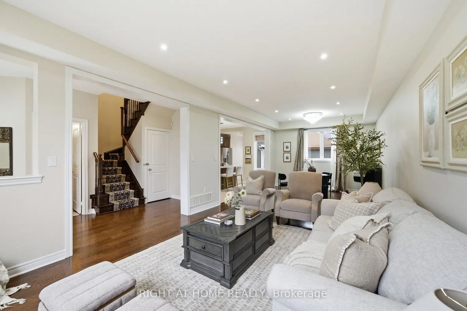 35 Gough Lane photo 5
