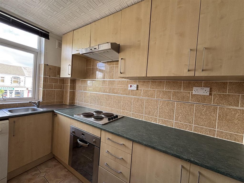 2 bed flat to rentHigh Street, Connahs Quay CH5