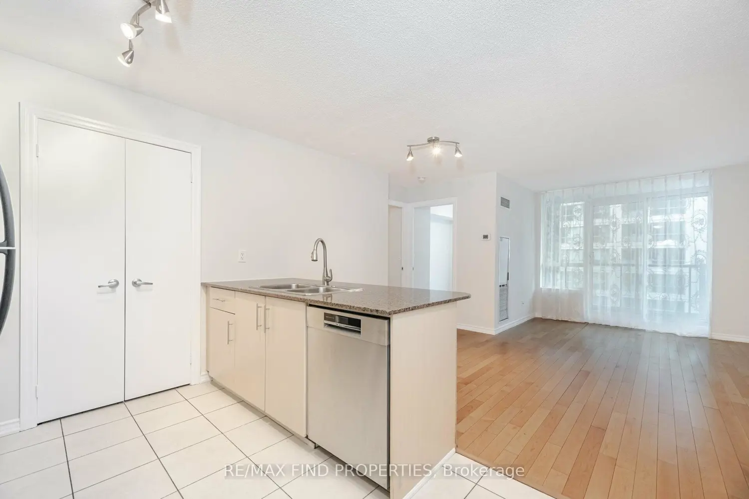 Additional image 5 of 12 Yonge Street 1505