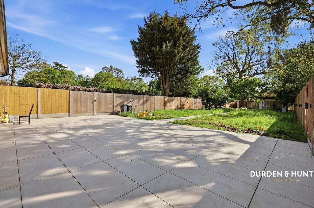 Additional image 16 of 4 bed detached bungalow to rentTomswood Road, Chigwell IG7