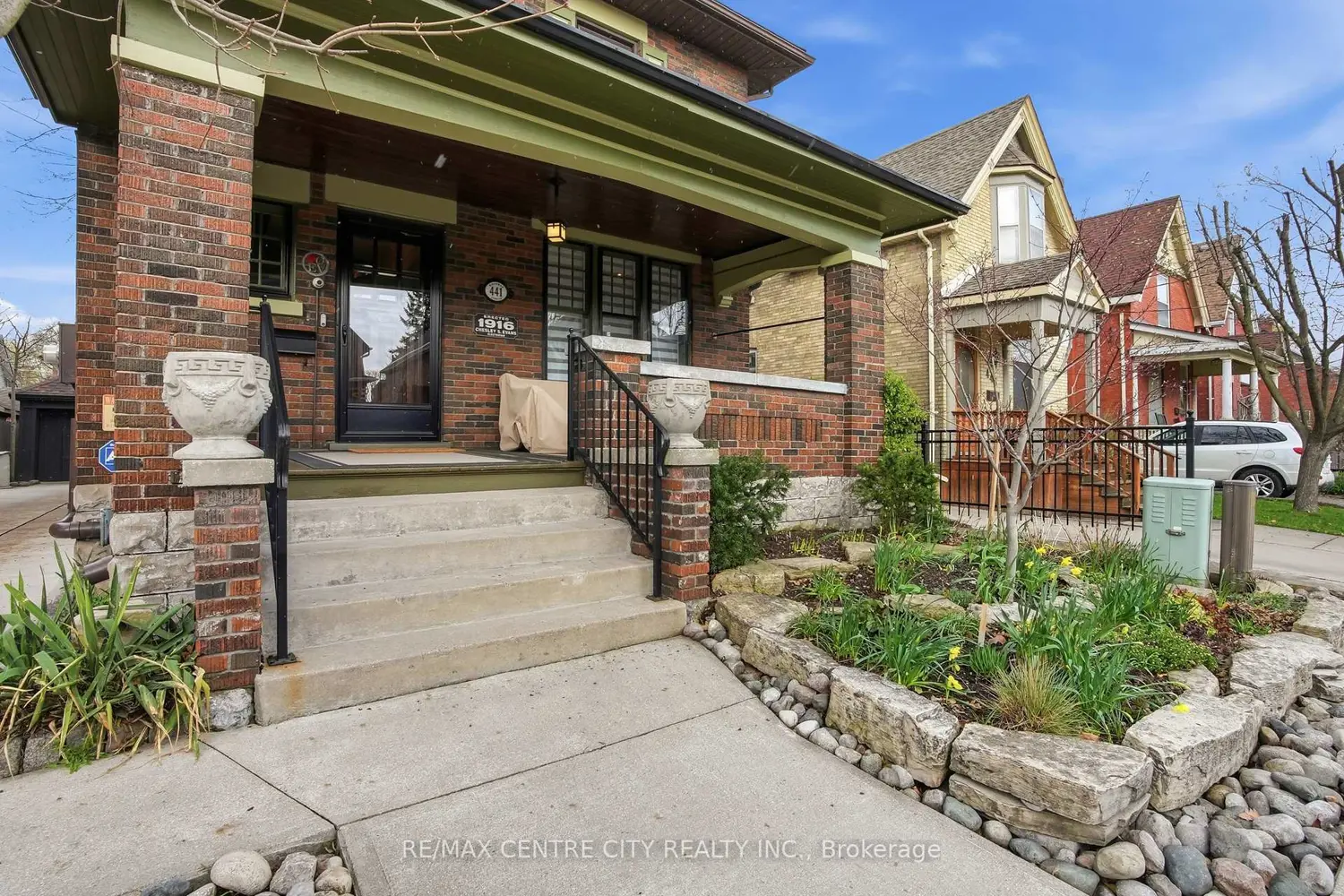 441 Woodman Avenue photo 2