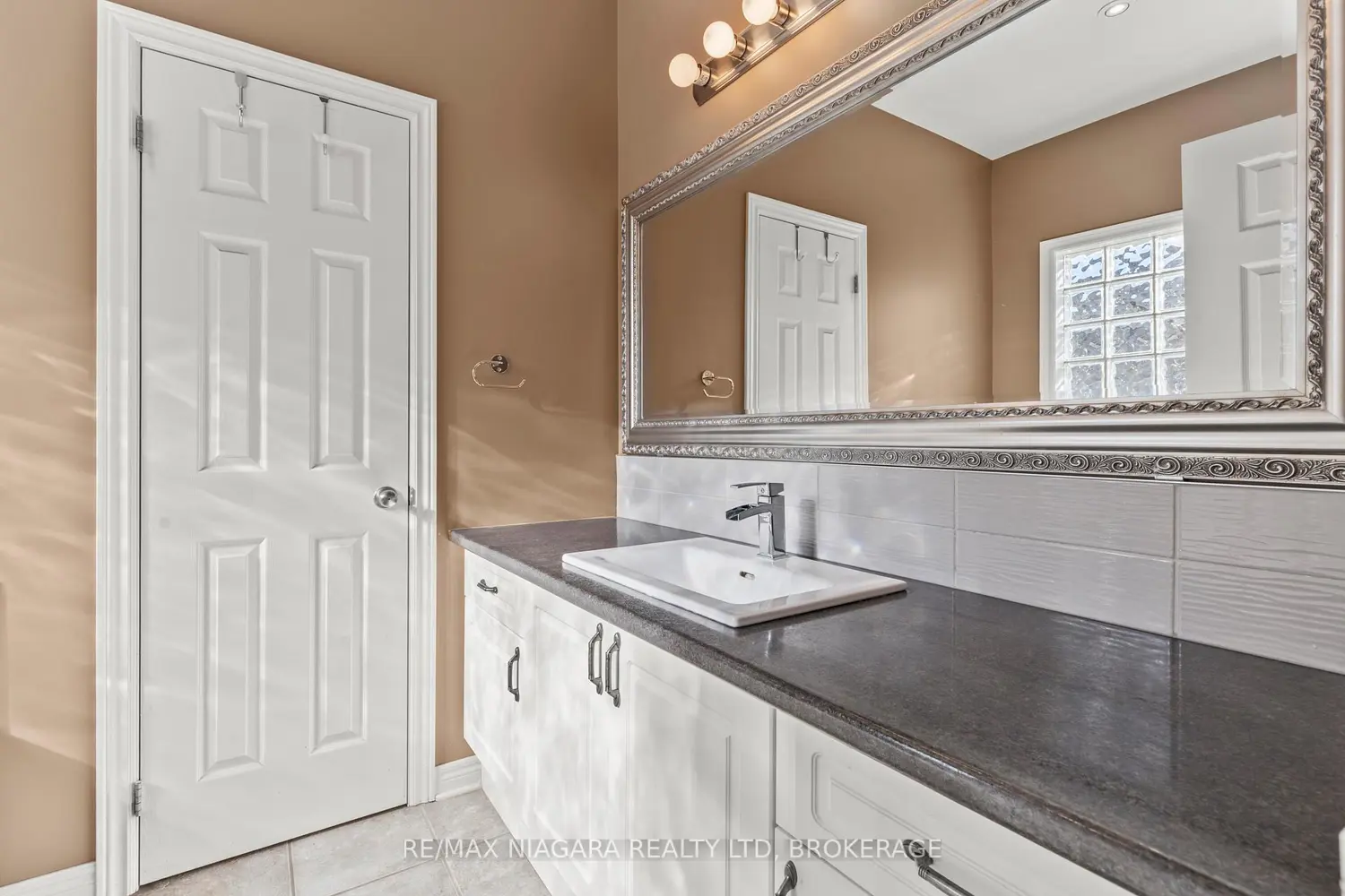 Additional image 10 of 3579 Carver Street