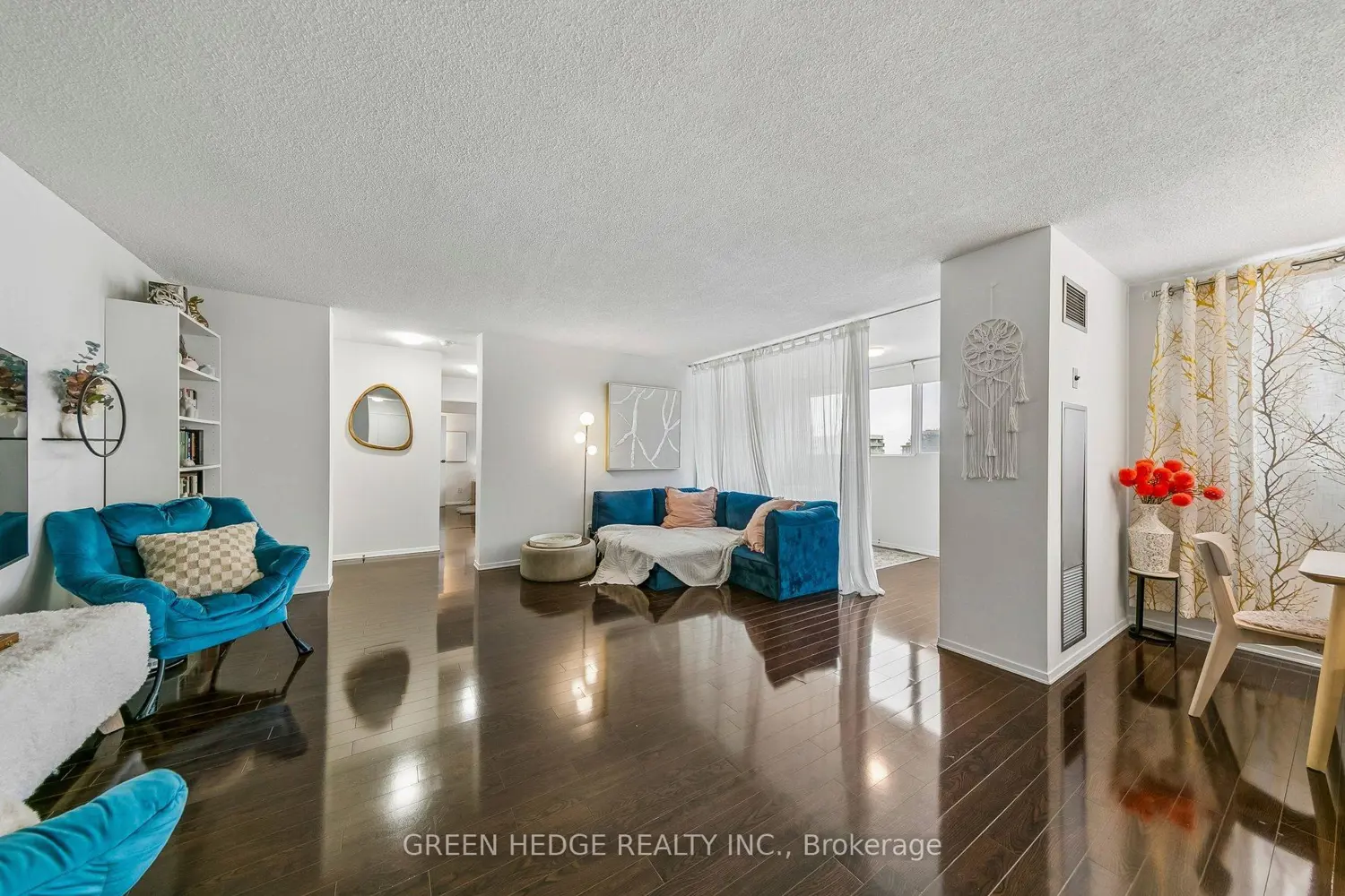 3700 Kaneff Crescent 2102