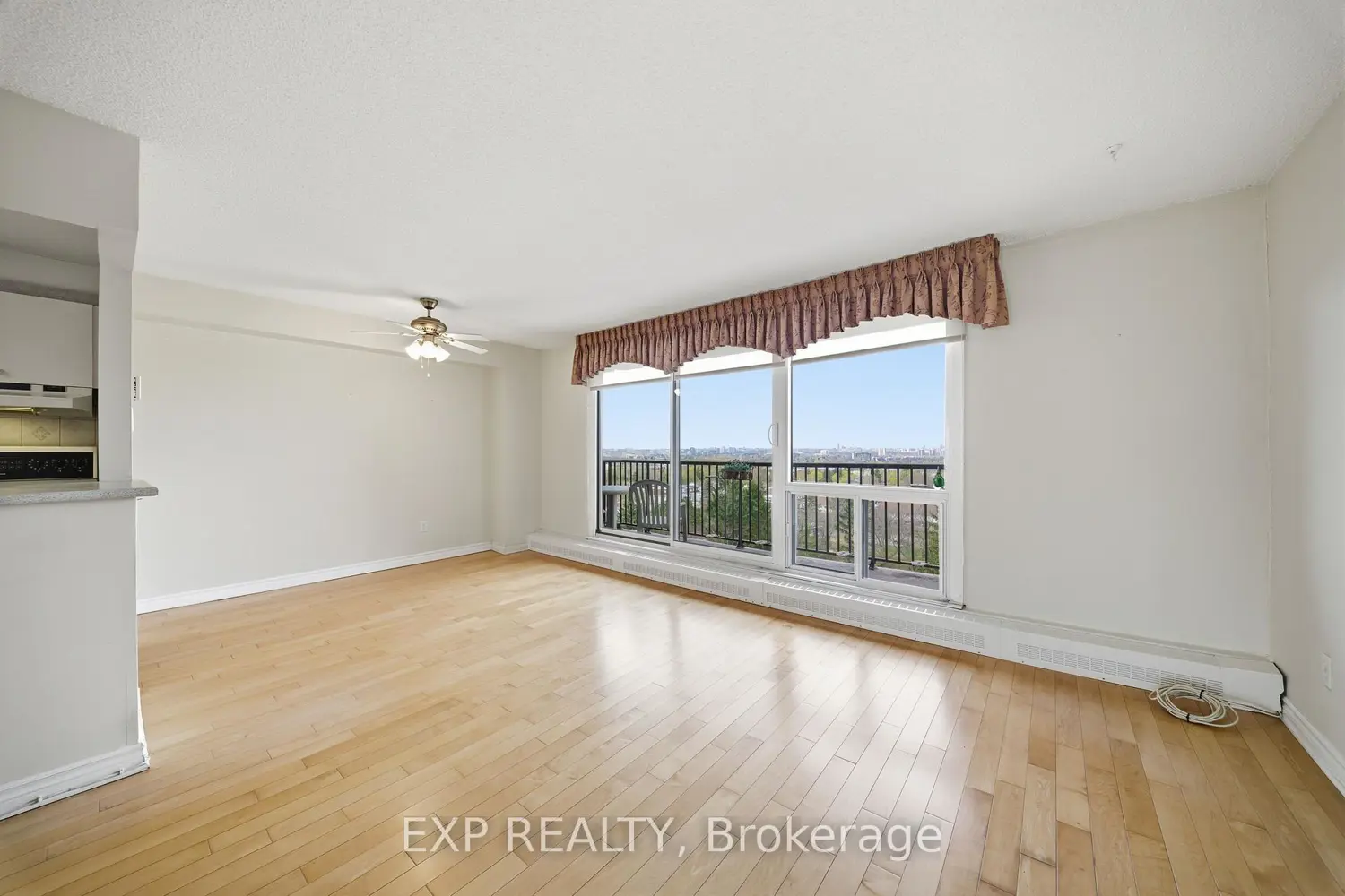 665 Bathgate Drive 1004 photo 3