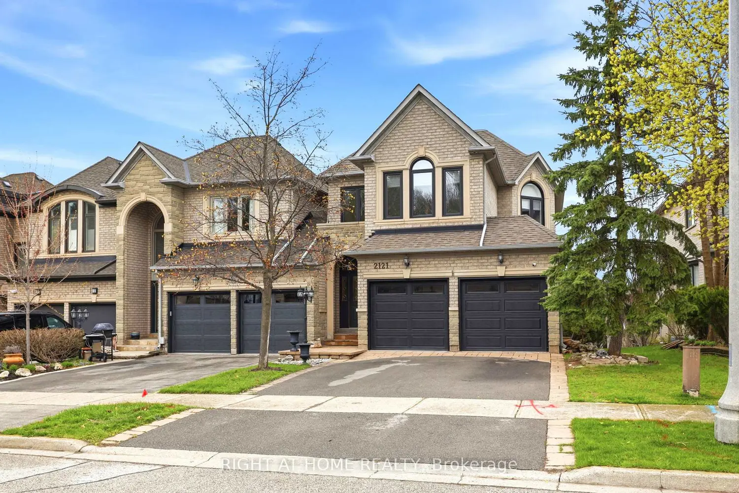 2121 Pinevalley Crescent