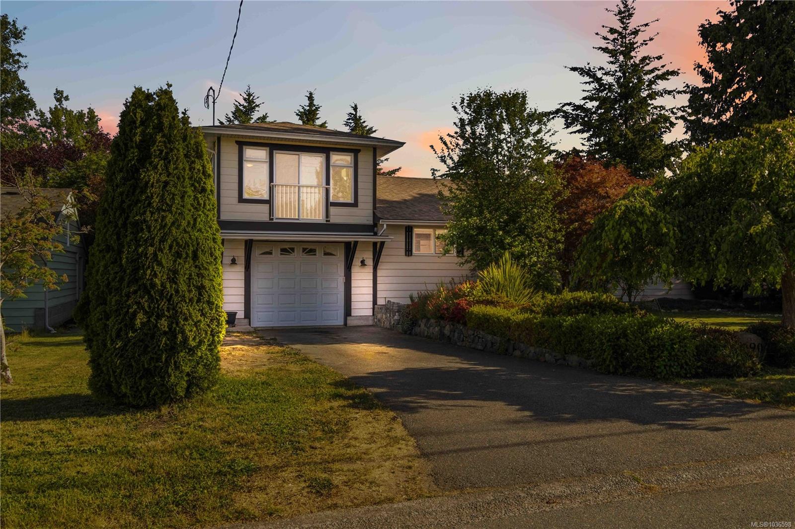 2290 Amelia Avenue, Sidney, BC, V8L 2H8