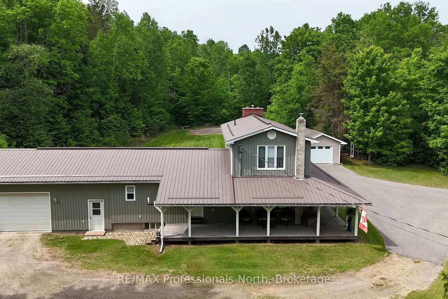 1023 Chester Crescent photo 2