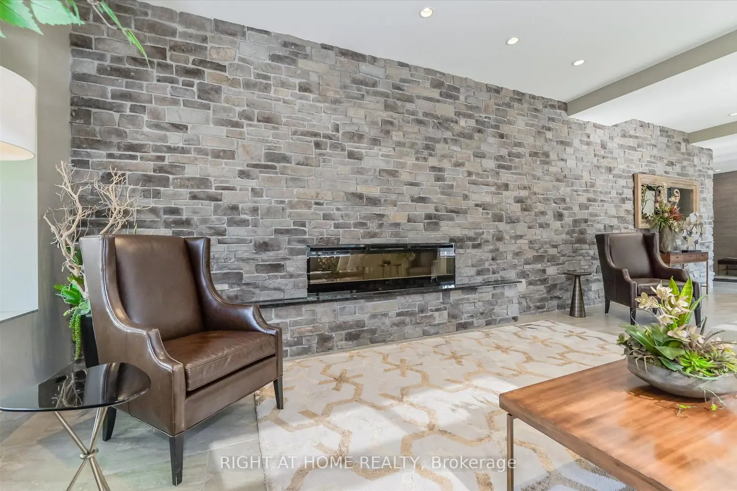 160 Macdonell Street 707 photo 2