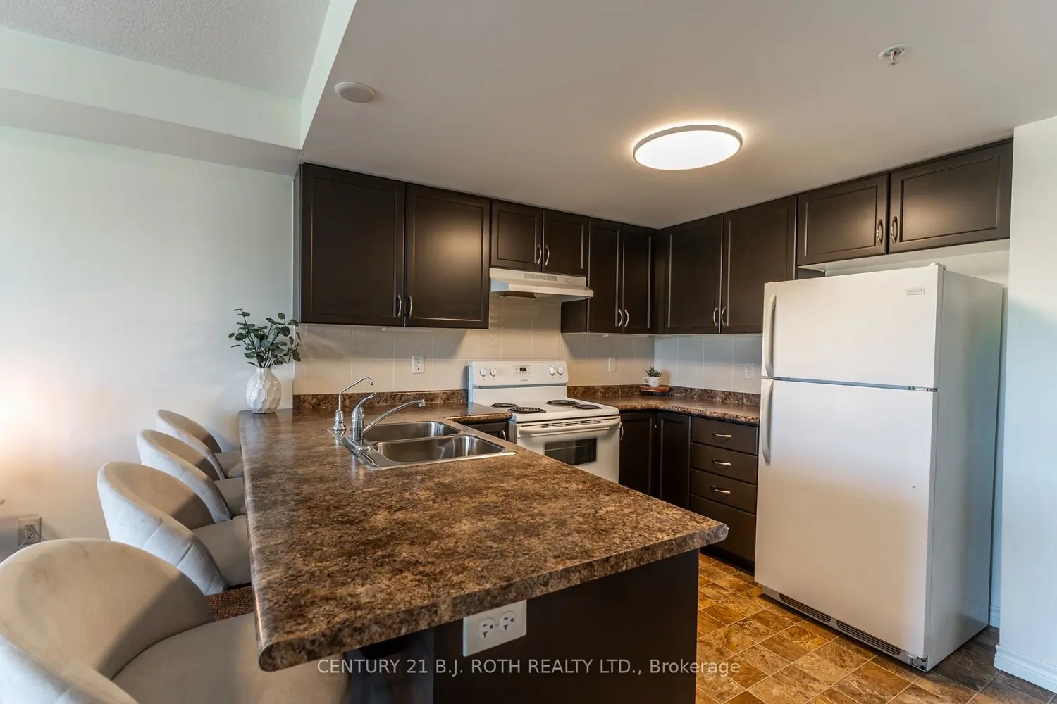 67 Kingsbury Square 403 photo 5