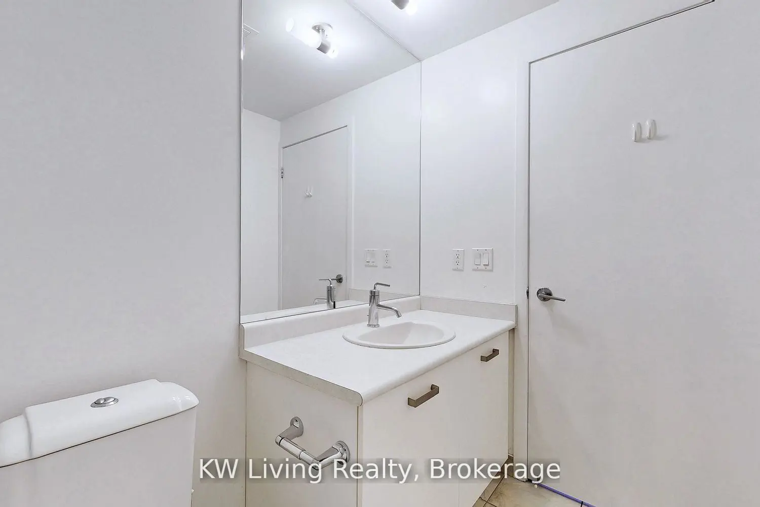 Additional image 16 of 832 Bay Street 1303