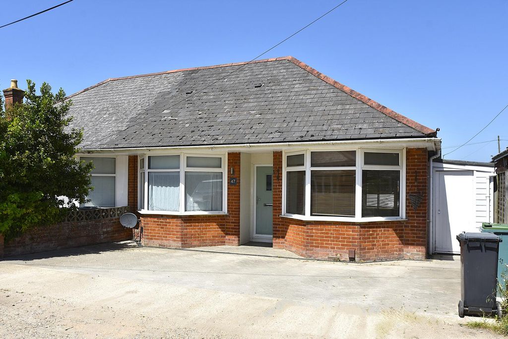 3 bed semi-detached bungalow to rentBroadfields Avenue, Cowes PO31