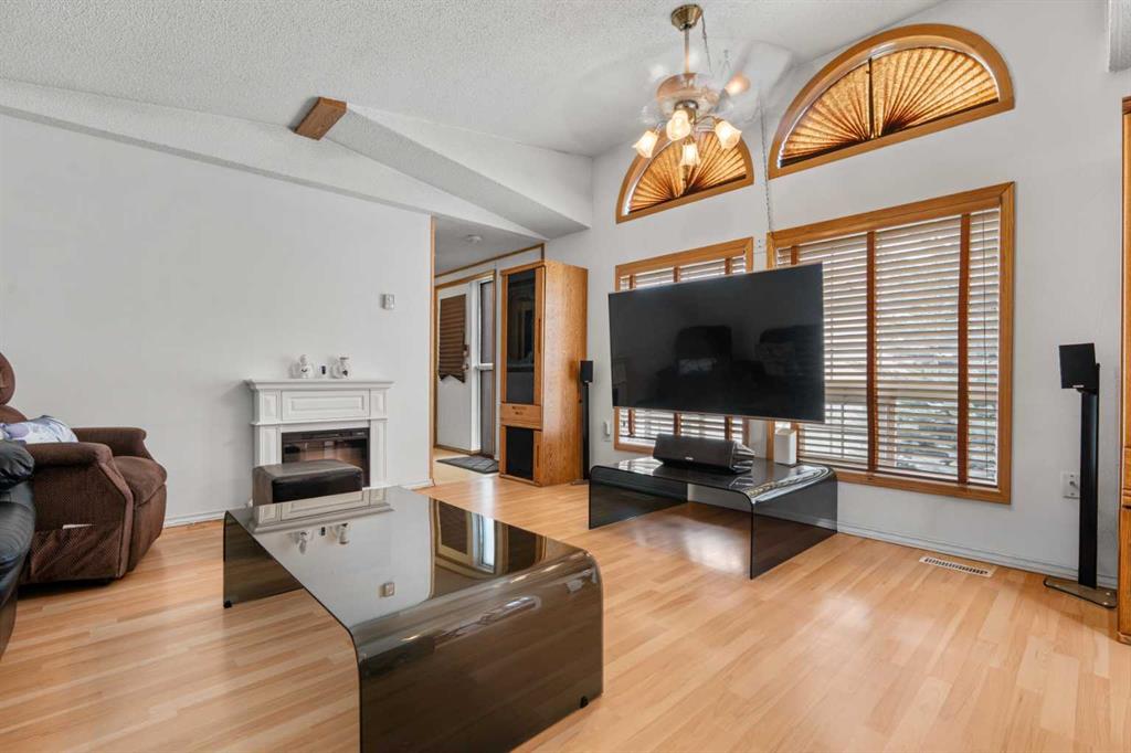 Additional image 3 of 254 Erin Woods Circle SE, Calgary, AB, T2B 3C9